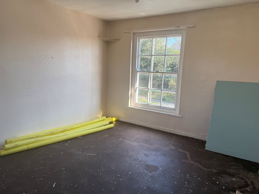 Lot: 189 - FIRST FLOOR TWO-BEDROOM FLAT FOR UPDATING - Living room